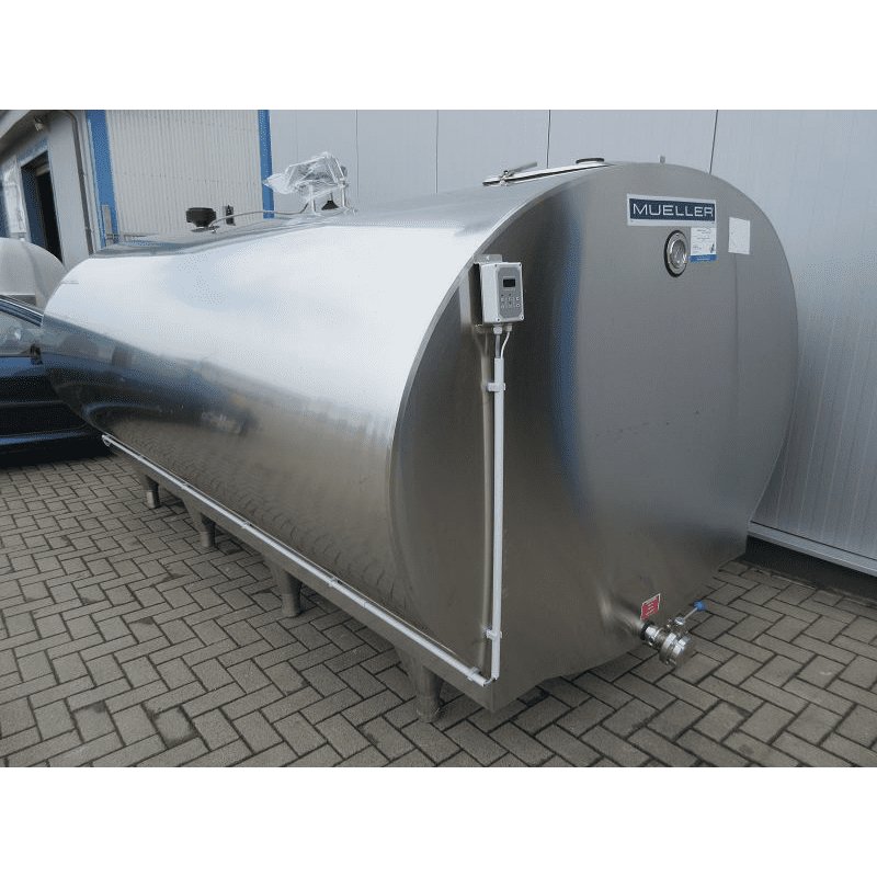 Müller O-1750 Weintank mit integrierter Kühlung, 7000 Liter Volumen, Edelstahlbehälter auf Pflasterfläche
