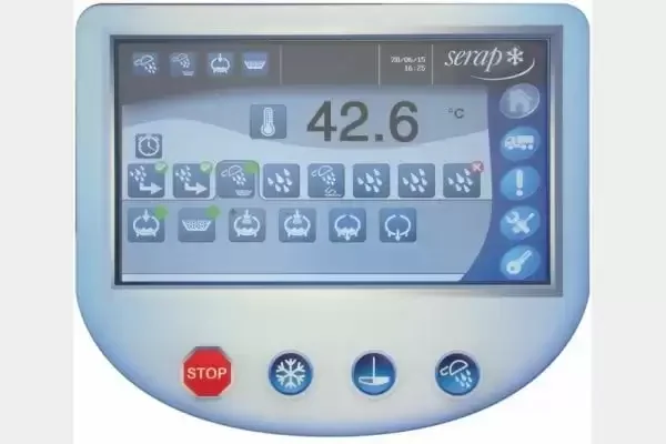 Nahaufnahme eines Serap Milchtankwächters, dessen Digitalanzeige eine Temperatur von 42,6 °C zeigt. Darunter sind verschiedene aktive Funktionssymbole für den Betriebszustand zu sehen.