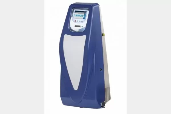 Display mit Temperatur 42,6 °C: Nahaufnahme eines Serap Milchtankwächters mit einer Digitalanzeige von 42,6 °C und aktiven Symbolen für den Reinigungsmodus.